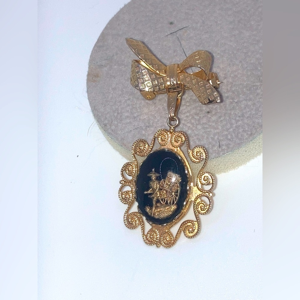 Vtg Gold Tone Bow Black & Gold Lucite Rickshaw Scene Brooch 2.1”